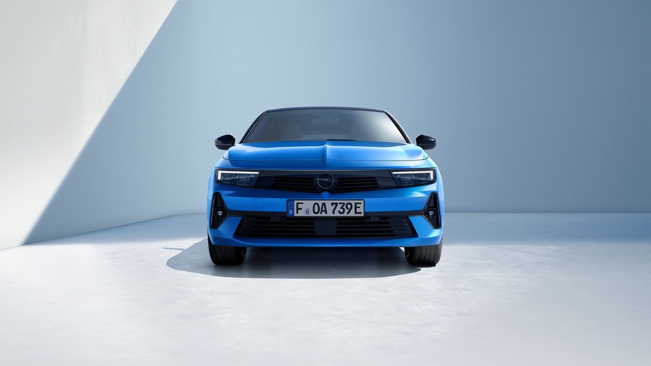 Vue avant d’une Opel Astra Sports Tourer bleue